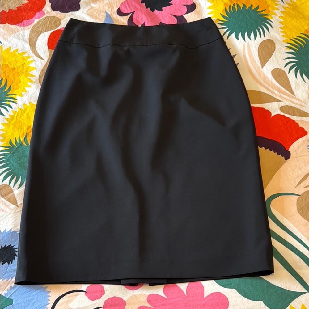 Tahari Black Pencil Skirt Elegant and Timeless (Like New)